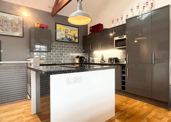 Stylish~Tasteful~2Bed~2Bath~Central~Townhouse