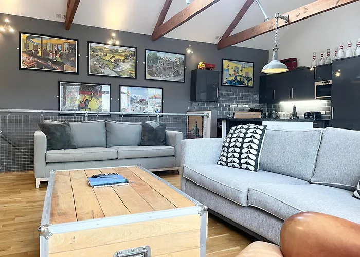 Stylish~Tasteful~2Bed~2Bath~Central~Townhouse